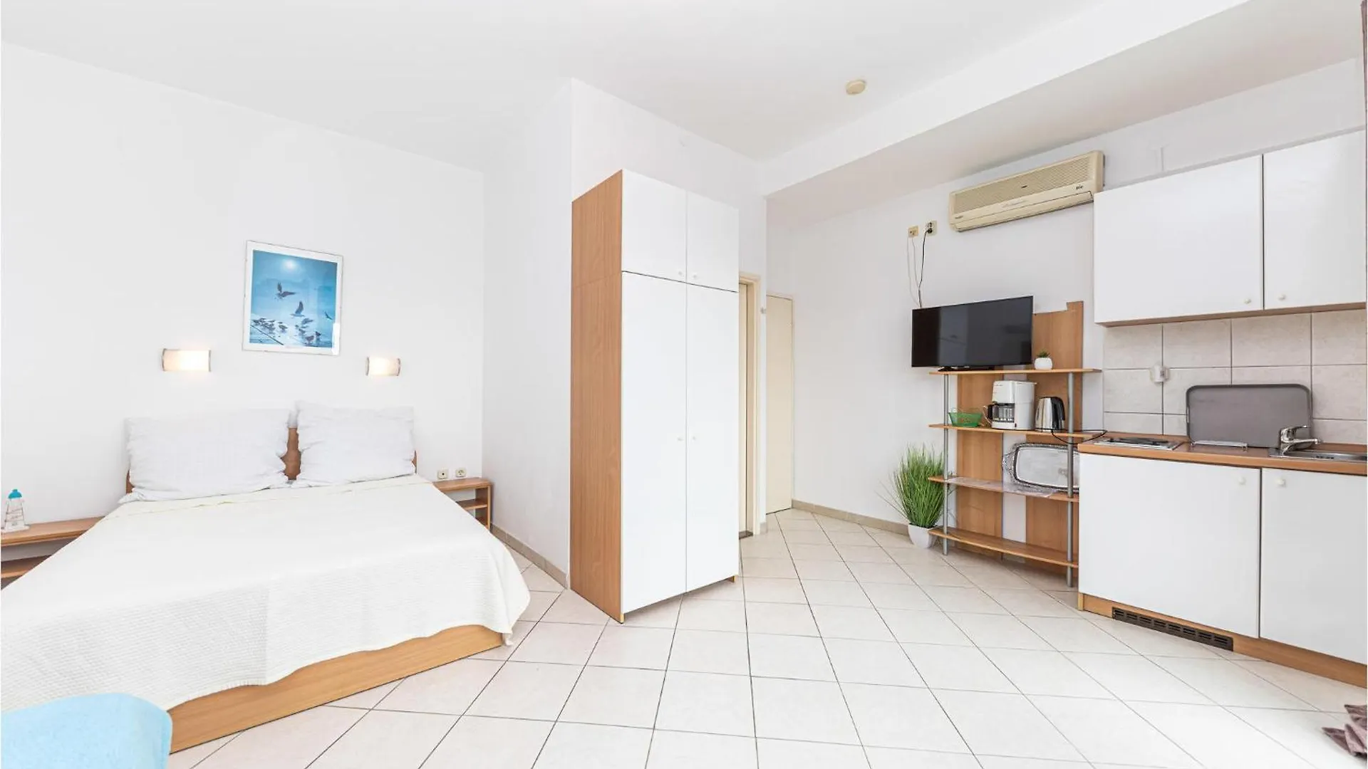 Lovely Apartment In Kastel Stafilic Kastela
