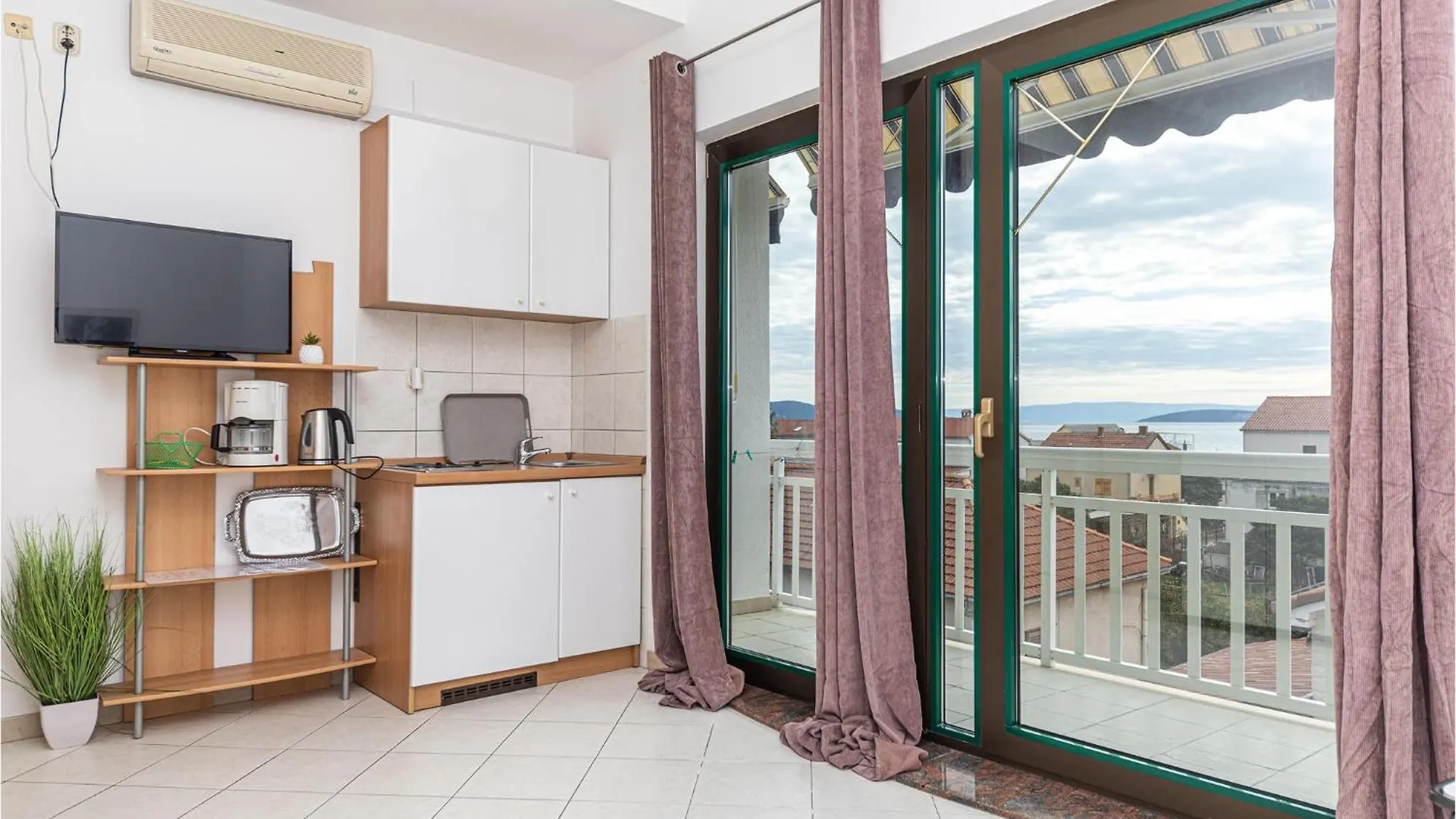 Lovely Apartment In Kastel Stafilic Kastela